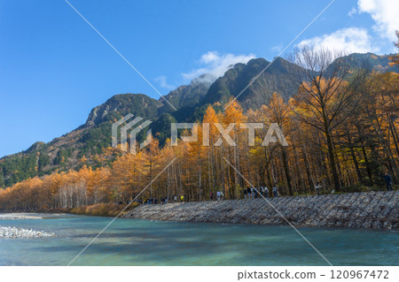 Kamikochi has a beautiful atmosphere during the autumn foliage season, part of the Japan Alps, Nagano,Japan 120967472