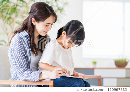 家長和孩子一起享受網路的樂趣。 家長和孩子一起享受網路的樂趣。 120967883
