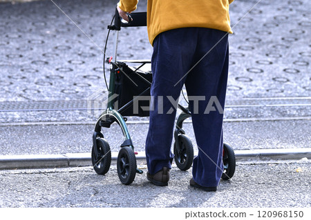 日本橫濱的城市景觀：階梯和斜坡...老化社會...什麼是生活...=橫濱市 120968150