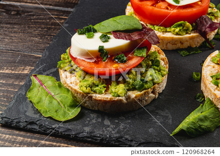 Healthy eating concept, rice cakes with avocado, mozzarella, spinach and onion Healthy eating concept, rice cakes with avocado, mozzarella, spinach and onion 120968264