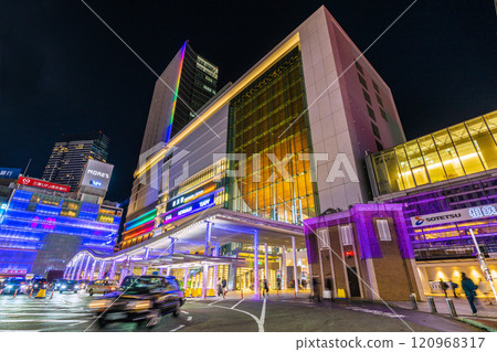 12 月日本橫濱城市景觀。燈火通明的橫濱車站和大屋頂景觀(12 月 8 日) 12 月日本橫濱城市景觀。燈火通明的橫濱車站和大屋頂景觀(12 月 8 日) 120968317