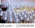 許多酒杯排隊，酒杯裡的酒 120968698