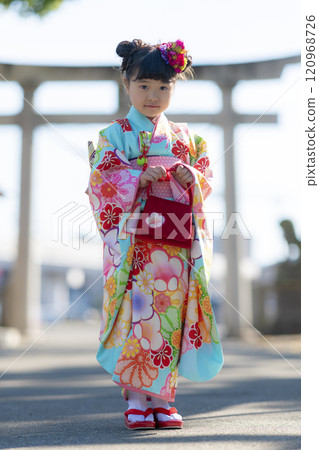 一名 7 歲女孩在神社慶祝七五三 120968726