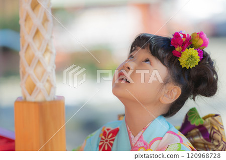 一名 7 歲女孩在七五山寺院參拜 120968728