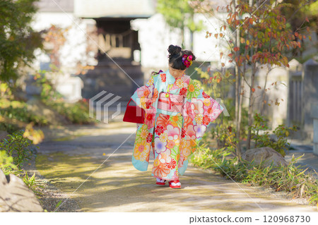一名 7 歲女孩在神社慶祝七五三 120968730