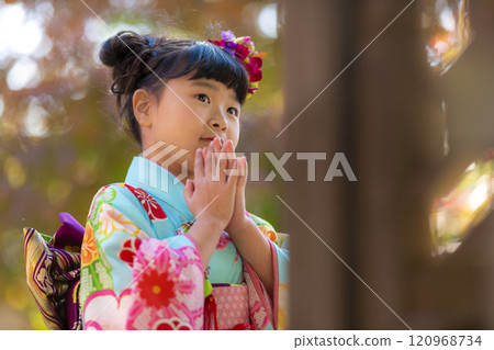一名 7 歲女孩在七五山寺院參拜 一名 7 歲女孩在七五山寺院參拜 120968734