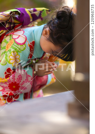 一名 7 歲女孩在七五山寺院參拜 一名 7 歲女孩在七五山寺院參拜 120968735