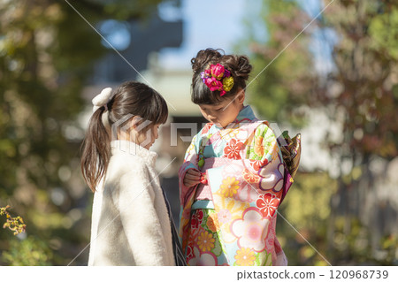 穿著和服的女孩和姊妹慶祝七五三 120968739