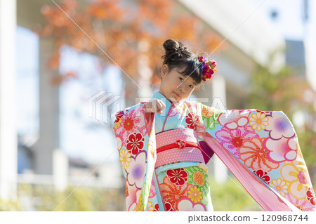 穿著七五三和服的女孩在公園裡微笑 120968744