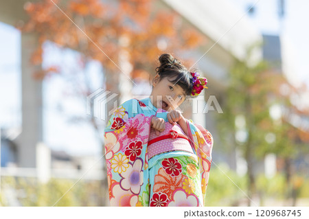 穿著七五三和服的女孩在公園裡微笑 120968745