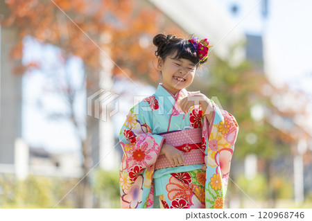 穿著七五三和服的女孩在公園裡微笑 穿著七五三和服的女孩在公園裡微笑 120968746
