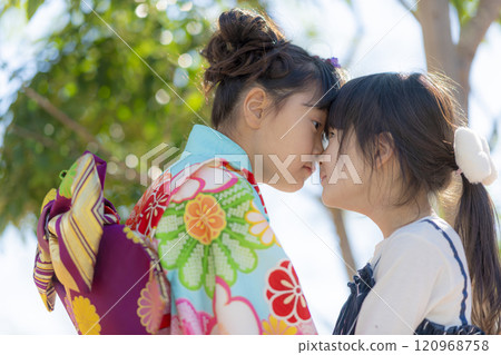 穿著和服的女孩和姊妹慶祝七五三 穿著和服的女孩和姊妹慶祝七五三 120968758