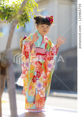 穿著七五三和服的女孩在公園裡微笑 穿著七五三和服的女孩在公園裡微笑 120968759