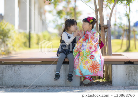 穿著和服的女孩和姊妹慶祝七五三 120968760