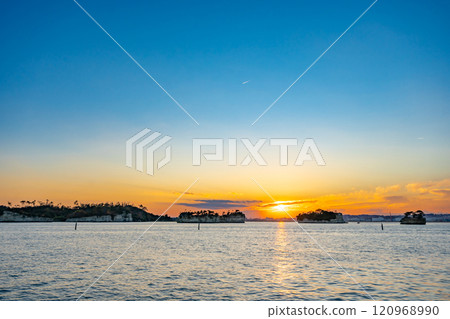 日本三大風景名勝之一的松島 環島遊 松島灣週邊「二王丸路線」 夕陽在日島和材木島之間落下 日本三大風景名勝之一的松島 環島遊 松島灣週邊「二王丸路線」 夕陽在日島和材木島之間落下 120968990