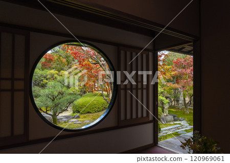 秋天的京都，妙見寺（妙見寺），從圓窗看到的光林九水庭園 120969061