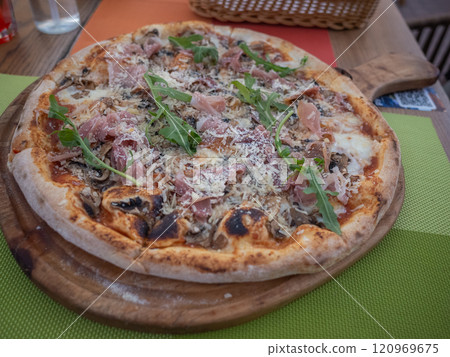 [烏克蘭] 在第聶伯羅東部的一家餐廳訂購了整個披薩 120969675