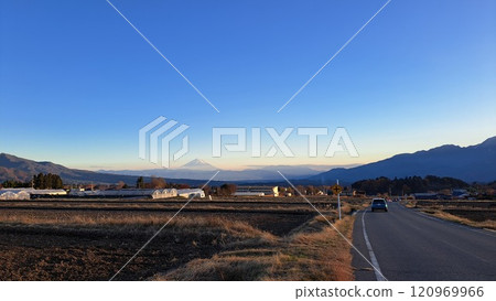 遠處可見富士山和藍天 遠處可見富士山和藍天 120969966