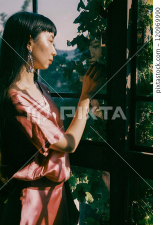 綠色窗邊的迷人女人 綠色窗邊的迷人女人 120969990