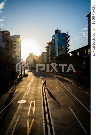 當暮色的天空與道路相交時 當暮色的天空與道路相交時 120970423