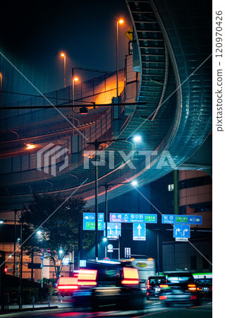 夜間在城市中行駛的汽車光跡 120970426