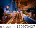 夜間在城市中行駛的汽車光跡 120970427