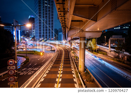夜間在城市中行駛的汽車光跡 120970427