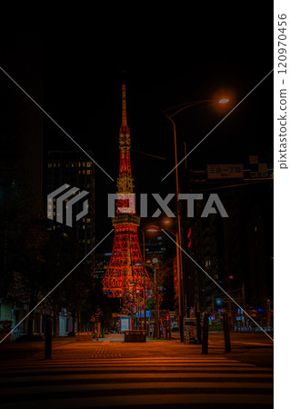 東京鐵塔在夜色中熠熠生輝 東京鐵塔在夜色中熠熠生輝 120970456
