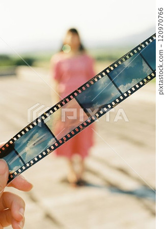 穿粉紅色裙子的女人透過天空的逆轉電影 120970766