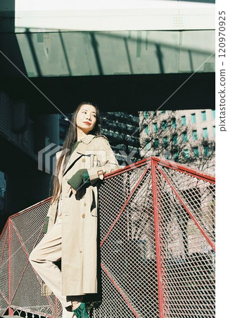 Woman posing in the city 120970925