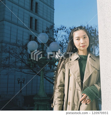 走在城市的一名婦女 120970931