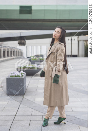 走在城市的一名婦女 120970958