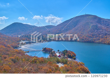 秋天從赤城山(黑日山)的登山道眺望大沼、赤城神社、地藏山 秋天從赤城山(黑日山)的登山道眺望大沼、赤城神社、地藏山 120971230