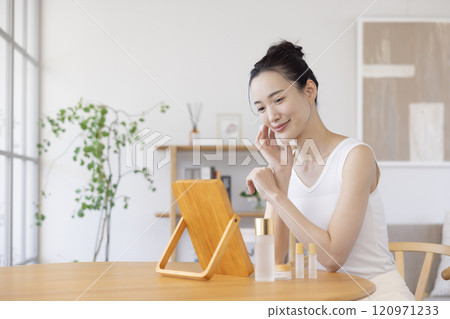 美女形像一個女人在做皮膚護理 美女形像一個女人在做皮膚護理 120971233