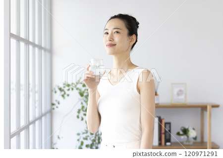 A woman drinking water 120971291
