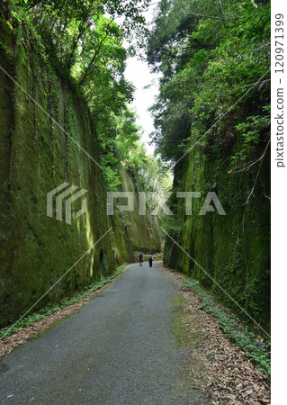 The cut through Mt. Iwakuma 120971399