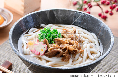 使用國產和牛製作的配料豐富的肉烏龍麵 120971513