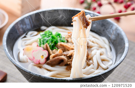 使用國產和牛製作的配料豐富的肉烏龍麵 120971520