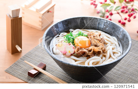 使用國產和牛製作的配料豐富的肉烏龍麵 120971541
