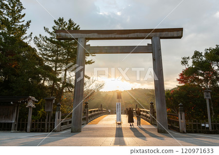 三重縣伊勢市，伊勢神宮內宮的大鳥居和日出 120971633