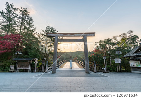 三重縣伊勢市,伊勢神宮內宮的大鳥居和日出 三重縣伊勢市,伊勢神宮內宮的大鳥居和日出 120971634