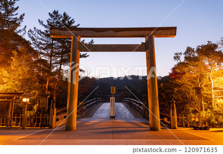 三重縣伊勢市,黎明前的伊勢神宮內宮大鳥居 三重縣伊勢市,黎明前的伊勢神宮內宮大鳥居 120971635