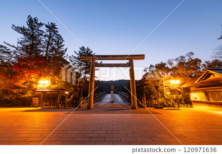 三重縣伊勢市,黎明前的伊勢神宮內宮大鳥居 三重縣伊勢市,黎明前的伊勢神宮內宮大鳥居 120971636