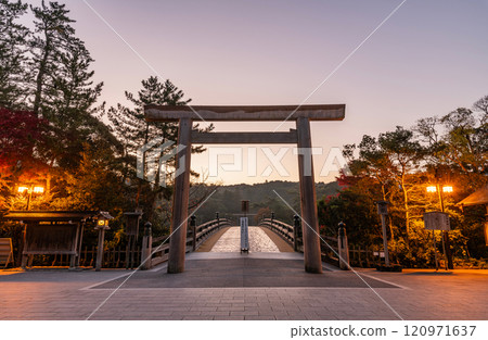 三重縣伊勢市，黎明前的伊勢神宮內宮大鳥居 120971637