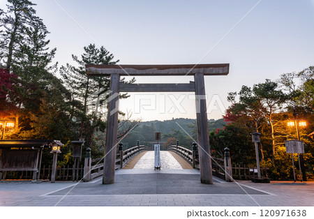 三重縣伊勢市,黎明前的伊勢神宮內宮大鳥居 三重縣伊勢市,黎明前的伊勢神宮內宮大鳥居 120971638