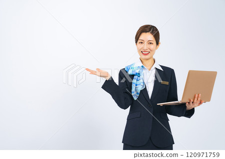 一位從事客戶服務行業的女性，用筆記型電腦為人們提供指導 120971759