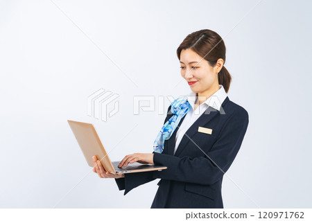 穿著西裝的中年婦女使用筆記型電腦 120971762