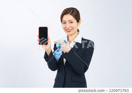 穿著西裝的中年婦女展示她的智慧型手機螢幕 120971763