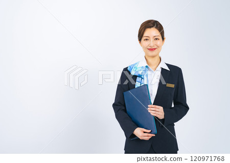 穿著西裝、拿著文件的中年婦女 穿著西裝、拿著文件的中年婦女 120971768