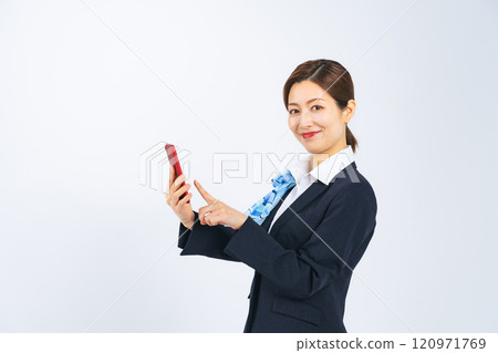 穿著西裝的中年婦女使用智慧型手機 120971769